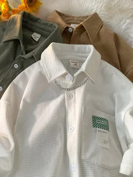 Вафельная рубашка с коротким рукавом, мужская летняя повседневная блузка японской торговой марки в гонконгском стиле, свободный дизайн с нашивками, застегивающаяся на пуговицы.
